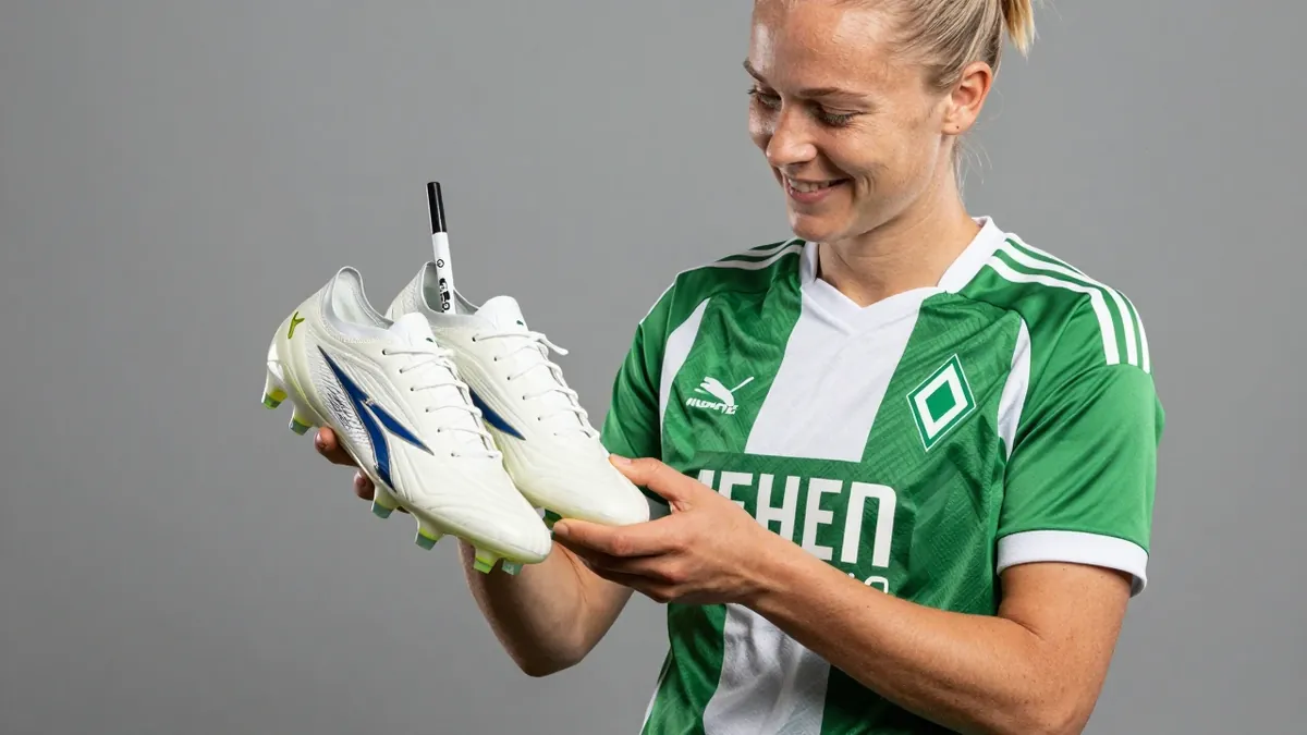 Die Werder-Spielerin versteigert ein Paar signierte Schuhe auf der Plattform Matchwornshirt, um Spenden für einen guten...