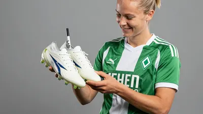 Die Werder-Spielerin versteigert ein Paar signierte Schuhe auf der Plattform Matchwornshirt, um Spenden für einen guten...