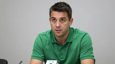 Sportdirektor Clemens Fritz verteidigt die Transferpolitik des Bundesligisten, der mit 14 Neuzugängen in die Saison...