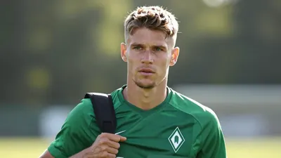 Werder Bremen hat zwei Spieler vom Mannschaftstraining freigestellt, damit sie einen Wechsel verhandeln können, wie Bild...