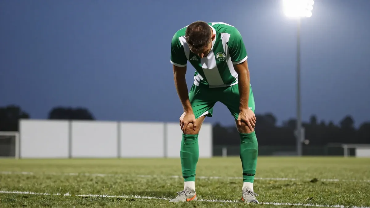 Der Werder-Verteidiger musste sein Comeback im Testspiel gegen Twente Enschede nach 41 Minuten abbrechen, nachdem er ein...