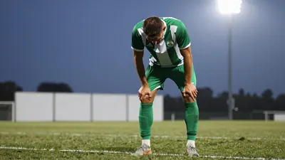 Der Werder-Verteidiger musste sein Comeback im Testspiel gegen Twente Enschede nach 41 Minuten abbrechen, nachdem er ein...