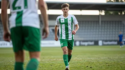 Der 18-jährige Sohn von Werder-Legende Ailton spielt in der Bremenliga und wird von seinem Vater heimlich beobachtet, um...