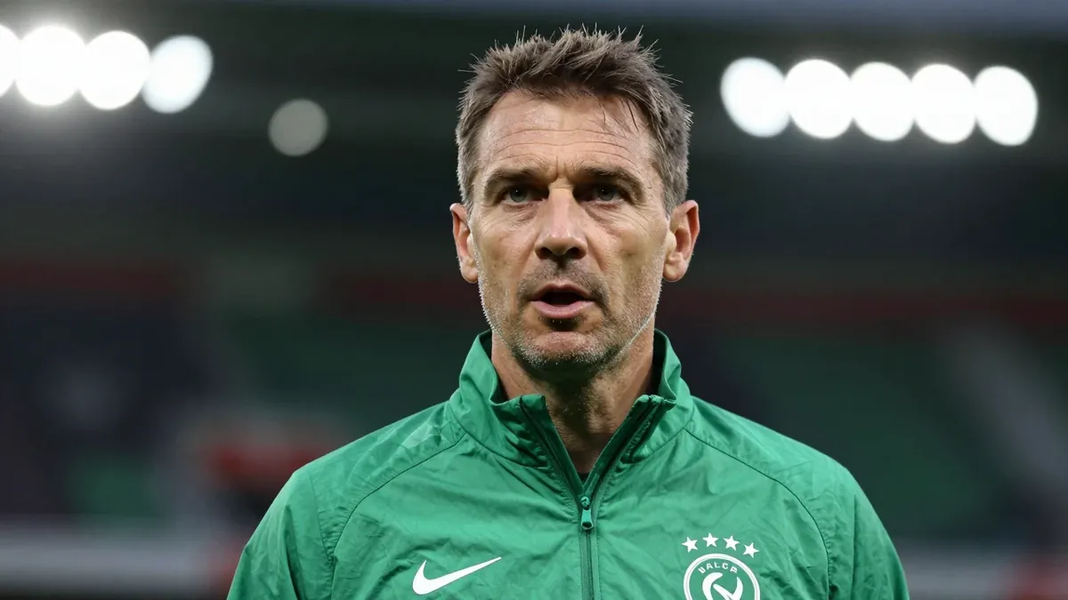 Werder Bremens Trainer Daniel Thioune hat mit zwei Profis des Teams gesprochen, während der Klub auf dem Transfermarkt...